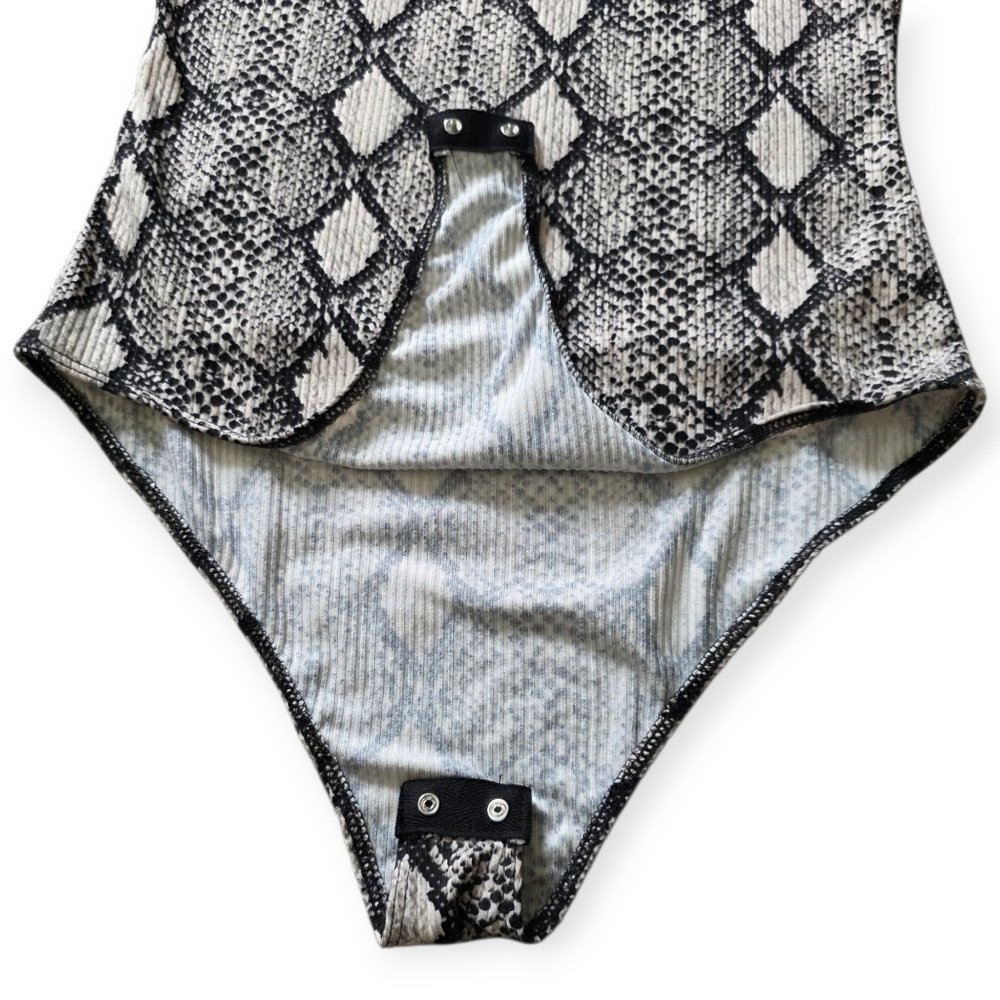 🔥5 FOR $25🔥Caution To The Wind Snakeskin Sleeveless Bodysuit, Size Small - Picture 7 of 12